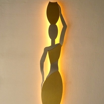 Applique murale porteuse d’eau