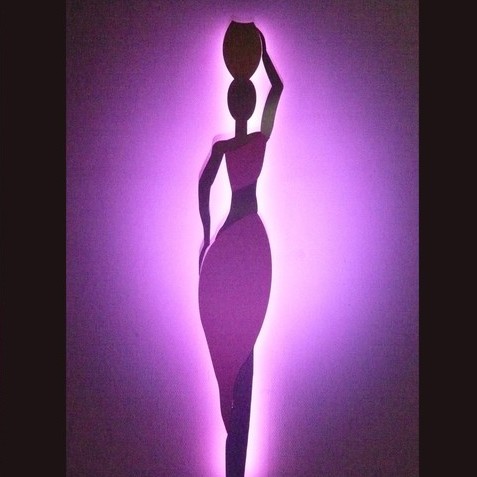 Applique murale porteuse d’eau purple