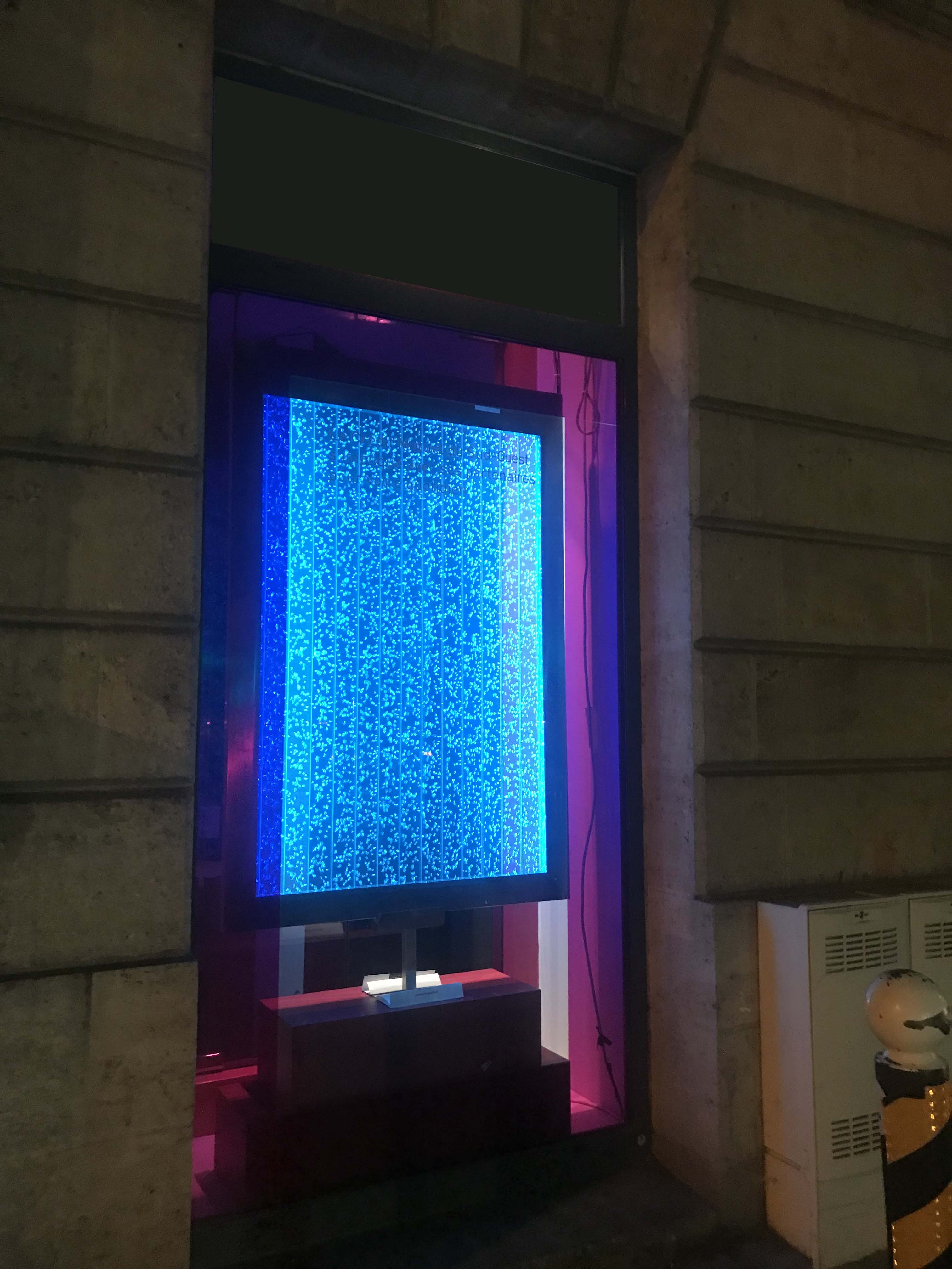 Mur d'air suspendu vitrine agence bancaire